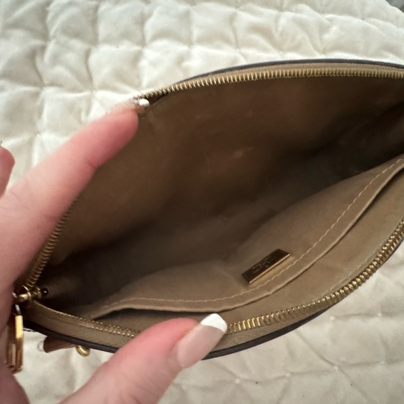 Louis Vuitton - Picture 2 of 3